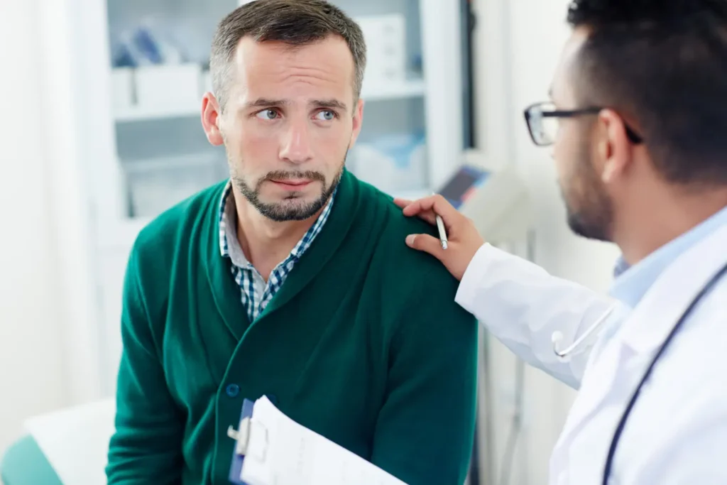 Imagem de um homem consultando um médico urologista para descobrir se a vasectomia causa impotência sexual.