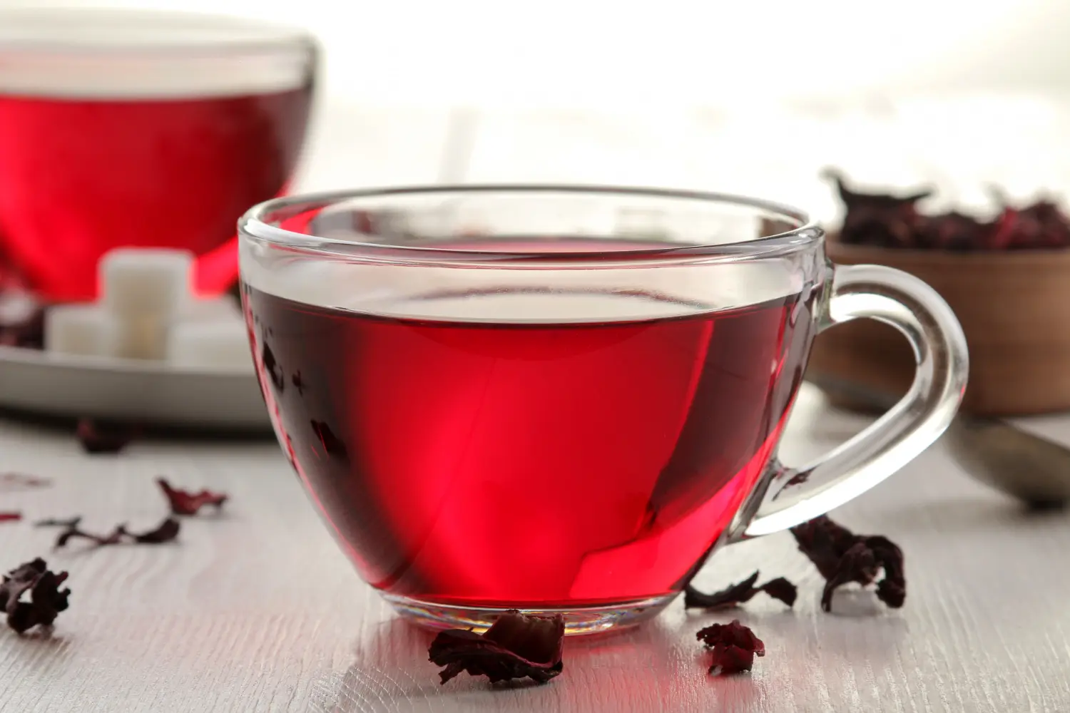 Imagem de uma xícara com uma bebida vermelha, simbolizando qual é o melhor chá para os rins.