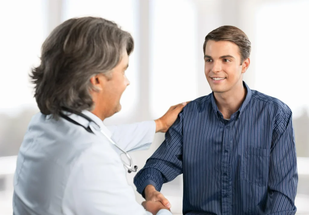 Imagem de um médico cumprimentando seu paciente, simbolizando o tratamento urológico humanizado.